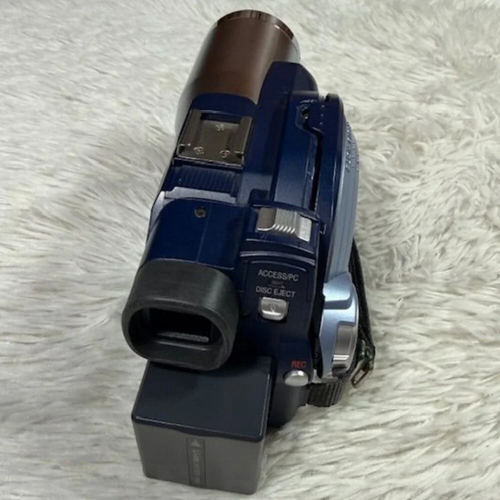 Hitachi DZ-MV550A DVD CAM 18x Optical 500x Digital Zoom Camcorder